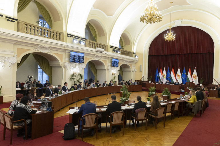 A kormány akár a választásokat is elnapolhatja, vagy a pártokat is betilthatja egy rendelettel - itt tartunk most