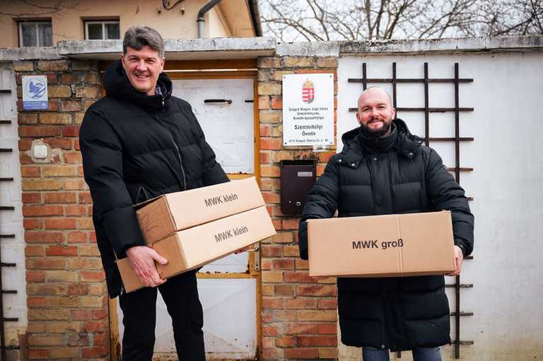 Csokibotrány Szegeden: lejárt édességeket is vittek adományként fideszes politikusok óvodákba
