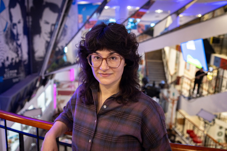 Nagy Borbála rendező: Mindenhonnan az folyik, hogy szülj gyereket