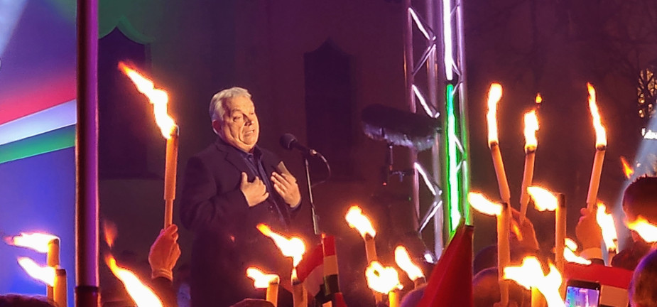 Ellentüntetők várták Orbánt a városban, ahol huszonnyolc éve mindent a Fidesz ural