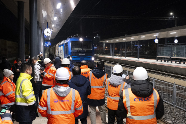 A Budapest-Belgrád vasútvonalon még csak az ország és adófizetők módszeres kifosztása működik tökéletesen 