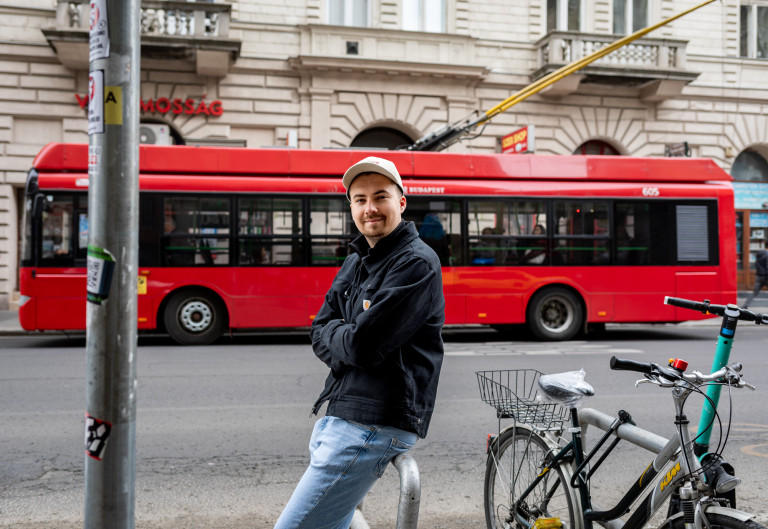 Tízezrek nézik, ahogy  a Fidesz propagandistáit üldözi