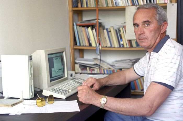 Tar Sándor dolgozószobájában, 1996