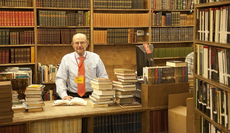 Strand Bookstore, New York - Magas sarokpolc