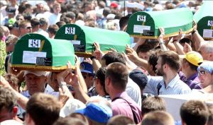 Ma, a 17. évforduló alkalmából tartott temetésen ötszázhúsz azonosított áldozat koporsóját viszik boszniai szerbek. 