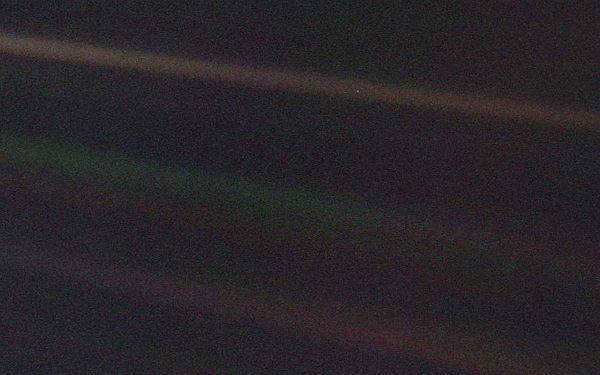 Halovány kék pont - a Föld a Voyager-1 fotóján