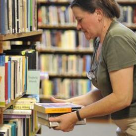 Bajban a könyvtár, nem utal a város