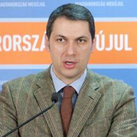 Lázár bízik