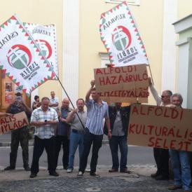 Alföldi ellen tüntetett a Jobbik