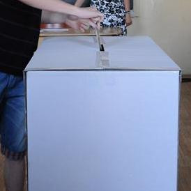 Izomból demokratizál