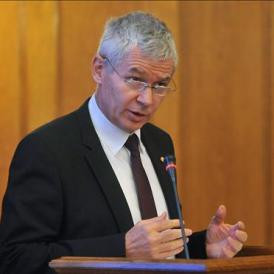 Polt megszabja az ügyészek öltözködését