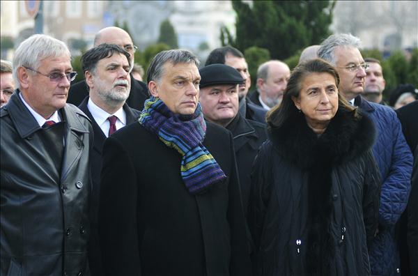 Orbán mellett