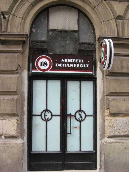 Kegytárgyüzletből nemzeti dohánybolt