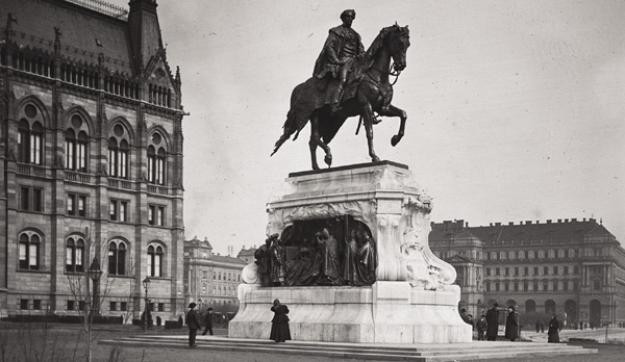 Bronz, aranyáron - Andrássy Gyula szobra a Kossuth téren 