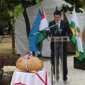 Józsefváros keresztje – Kocsis Máté fellépése a Golgota téren