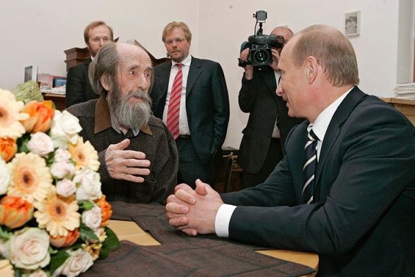 Putyin díjat ad neki 2007-ben