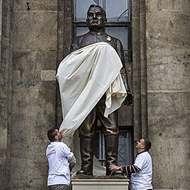 Felségsértés vagy bolhazaj – Merre dől O. V. szobra?