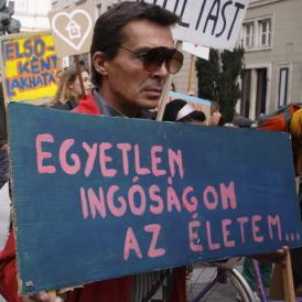 „Egyetlen ingóságom az életem” – Üres Lakások Menete