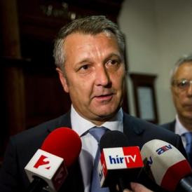 Politikai pornó orrba-szájba 