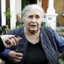 Doris Lessing meghalt – „Látnoki erővel”
