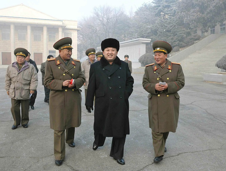 Kim Dzsong Un harci egységet látogat