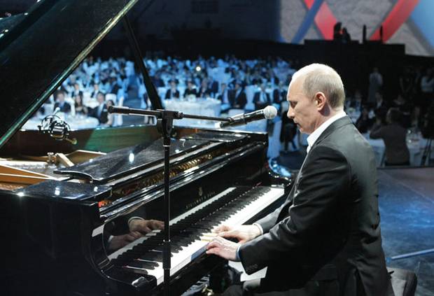 Putyin a rezsicsökkentés dalát komponálja