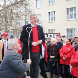 Sumák rokkantnyugdíjasoktól a pincsikutya Orbánig – Gyurcsány Ózdon kampányolt