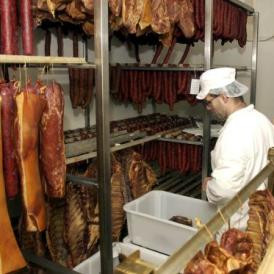 Kereszttűzbe került Csányi Sándor vágóhídja – Viharos közmeghallgatás Mohácson