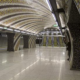 Metrókőbe vésték Orbánt és Tarlóst