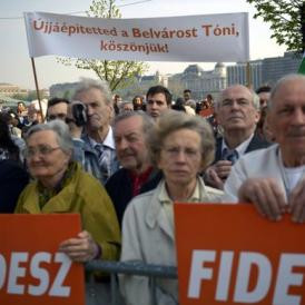 Orbán Viktor a félkész bazárt avatja