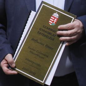 A rontás virágai – Oktatás