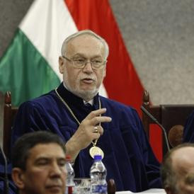 Nem megy szembe az Alkotmánybíróság a rezsiharccal