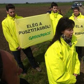 Pénzért és bosszúból – Traktorral és ököllel Kishantos ellen