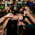 Alkopop a köbön – a magyar könnyűzene szeszgőzös pillanatai