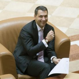 Lázár János védekezik, visszalő, követel, birtokba vesz, aztán lefekszik aludni