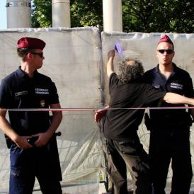 Szakszerűen mellbe vágnak – Rövid jelentés a Szabadság térről