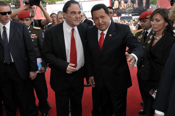 Hugo Chávezzel, a demokrácia bajnokával Velencében