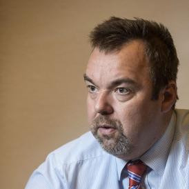 L. Simon coming outja a család nevében