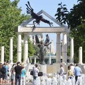 Támad a Krétakör – Éjszakai akció a megszállási emlékműnél