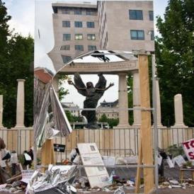 Hej, tükör, összetörlek! – Egy megszállott kétségbeesett akciója a megszállási emlékműnél