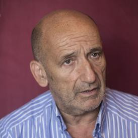„Társadalmat építeni az állam ellenében” – Rényi András az Eleven Emlékműről és Schmidt Mária vádjairól