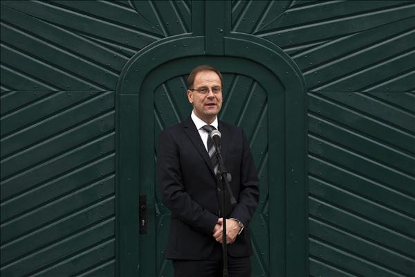 Navracsics közbelép: egy kisvárosi mozit vegzál a fideszes politikus az Elk*rtuk miatt