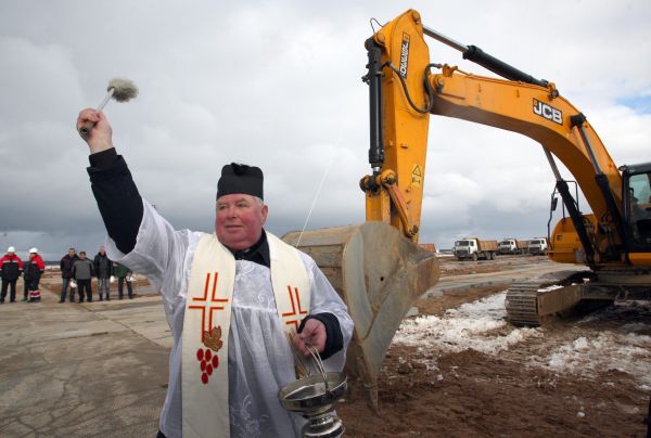 Katolikus pap áldja meg a Roszatom építkezését Fehéroroszországban