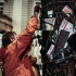Fotók: Így rohanták le a Fidesz-székházat