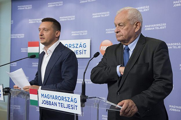 Másodosztály – Egy idióta a miniszterelnök közvetlen közeléből