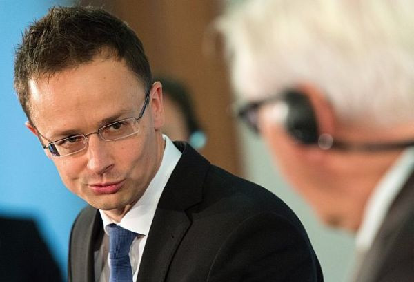 Az oroszok behatoltak Ukrajnába. És mit csinál Szijjártó?