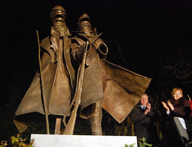 Schmitt Pál megtapsolja az említett szobrot Szegeden