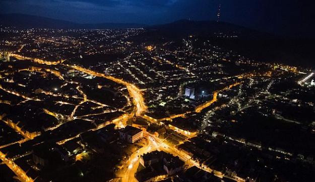 Lehazaárulózta őket a fideszes képviselő, még a zuhogó esőben is tüntettek ellene
