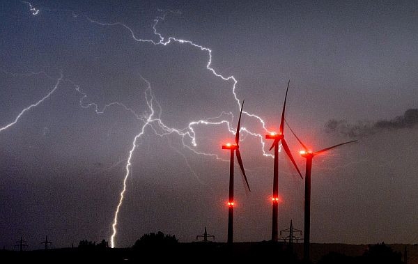 Mandiner: Téves előrejelzés miatt fújhatták le a tűzijátékot