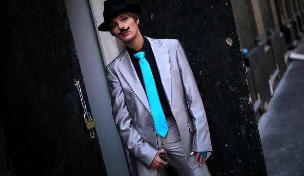 Suit up! – Írók öltönyben